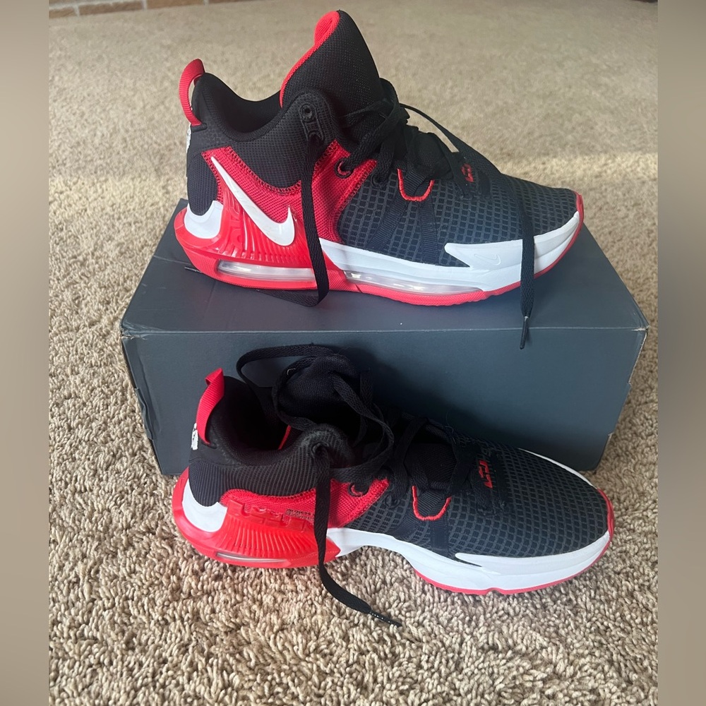 Men’s Nike LeBron basketball shoes size 7.5